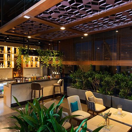 홀리데이 인 벵갈루루 레이스코스 호텔 외부 사진 The lounge at the airport