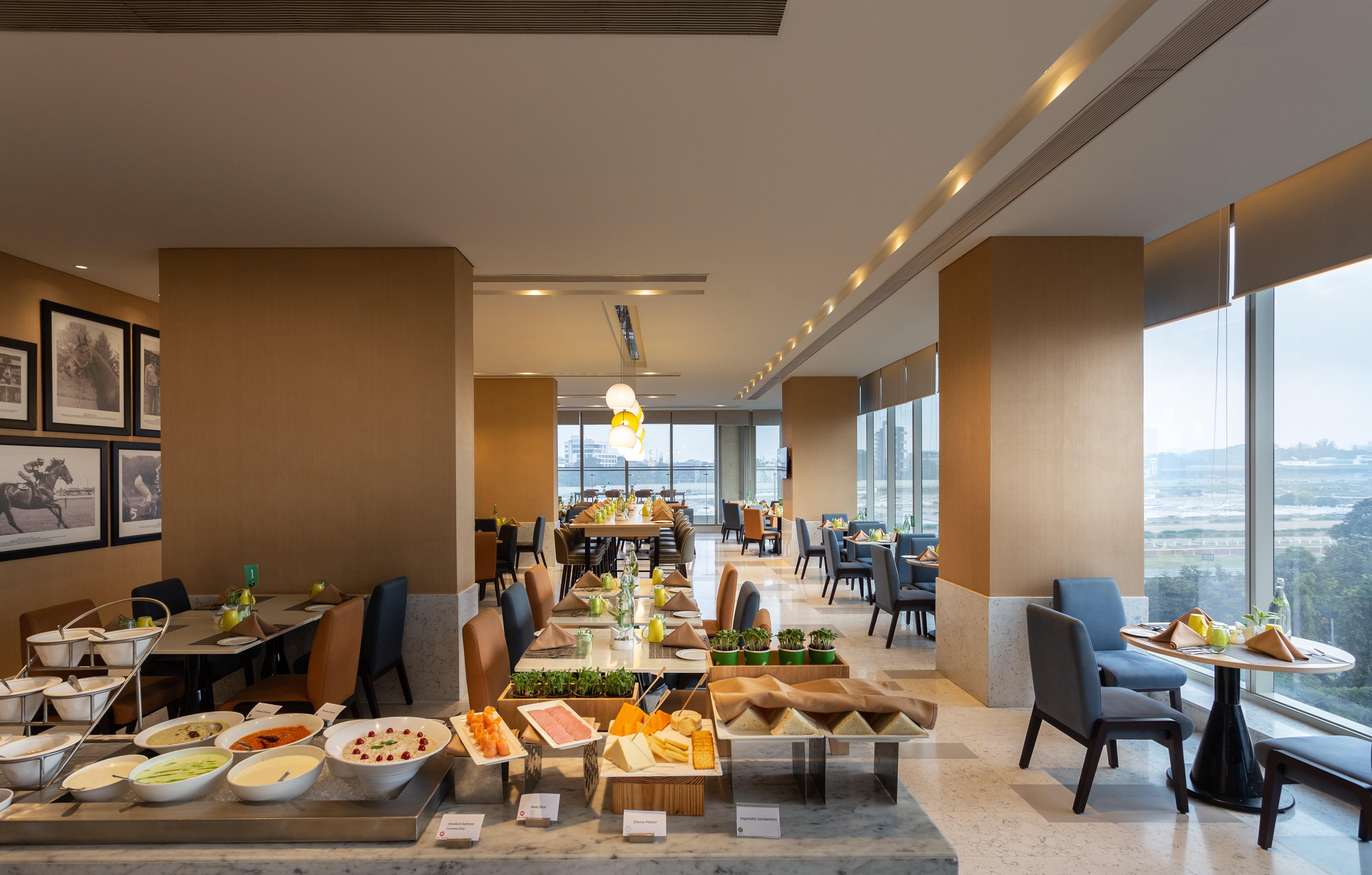 홀리데이 인 벵갈루루 레이스코스 호텔 외부 사진 The Club Lounge at the hotel