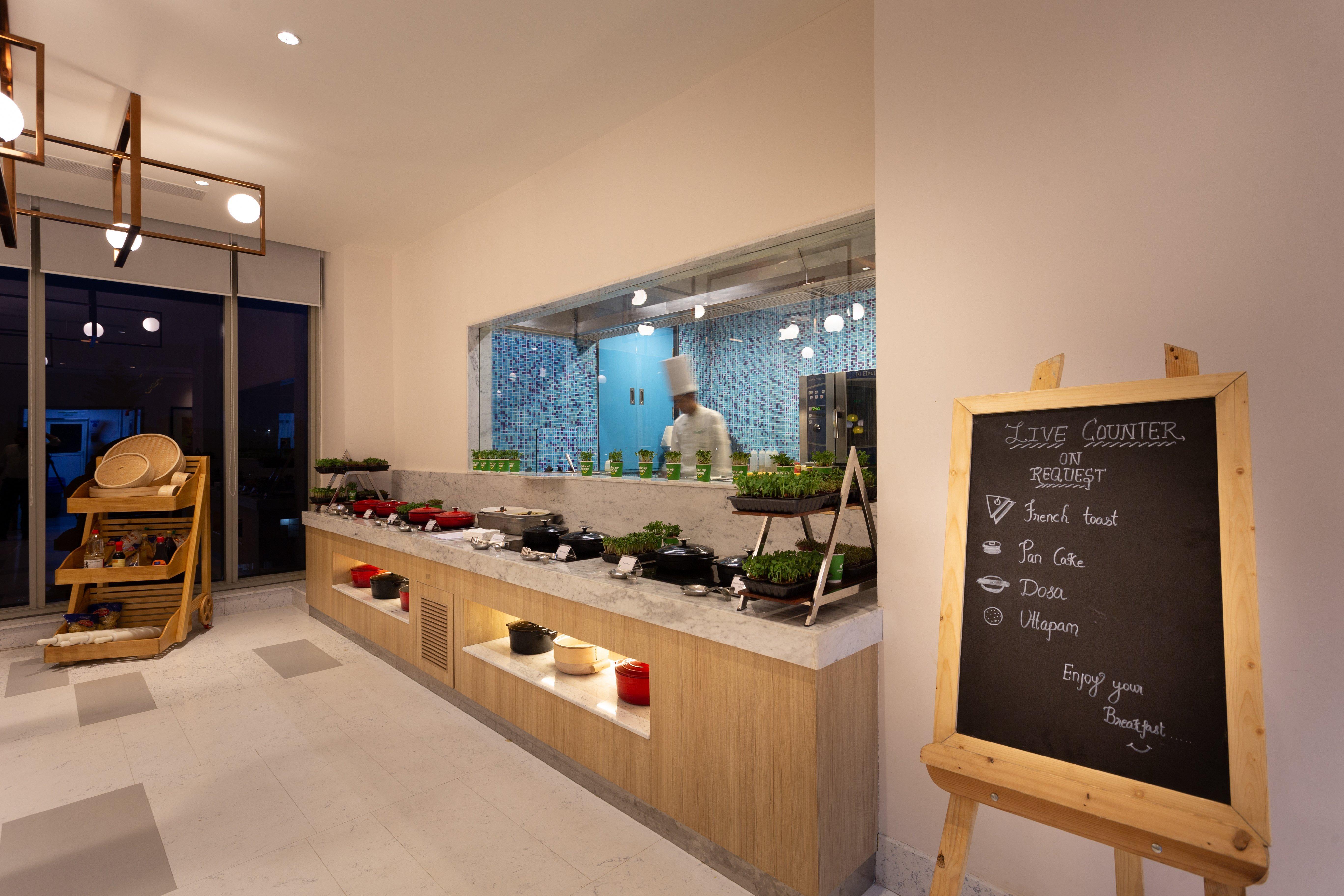 홀리데이 인 벵갈루루 레이스코스 호텔 외부 사진 The kitchen at the restaurant