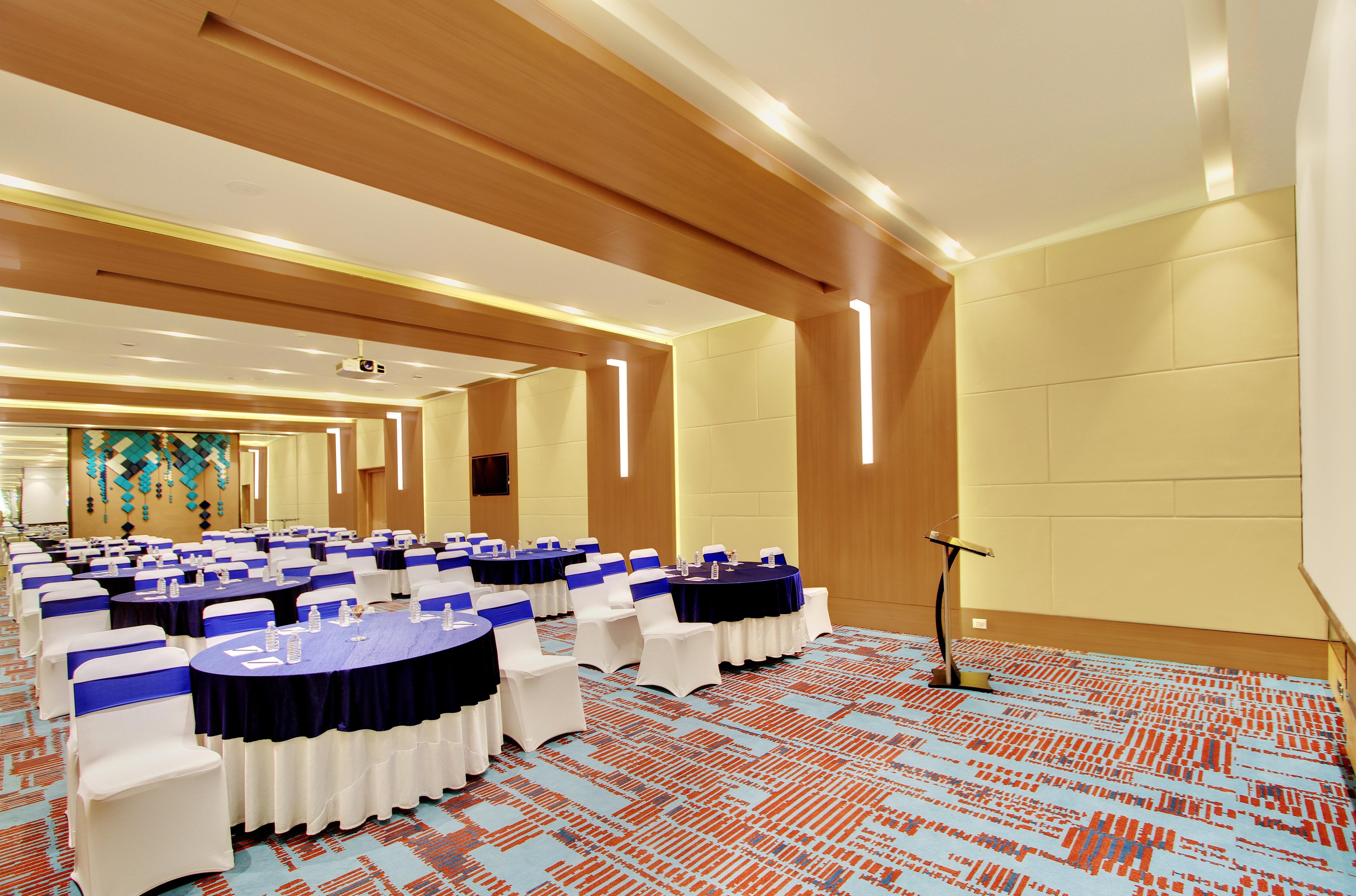 홀리데이 인 벵갈루루 레이스코스 호텔 외부 사진 The ballroom at the hotel