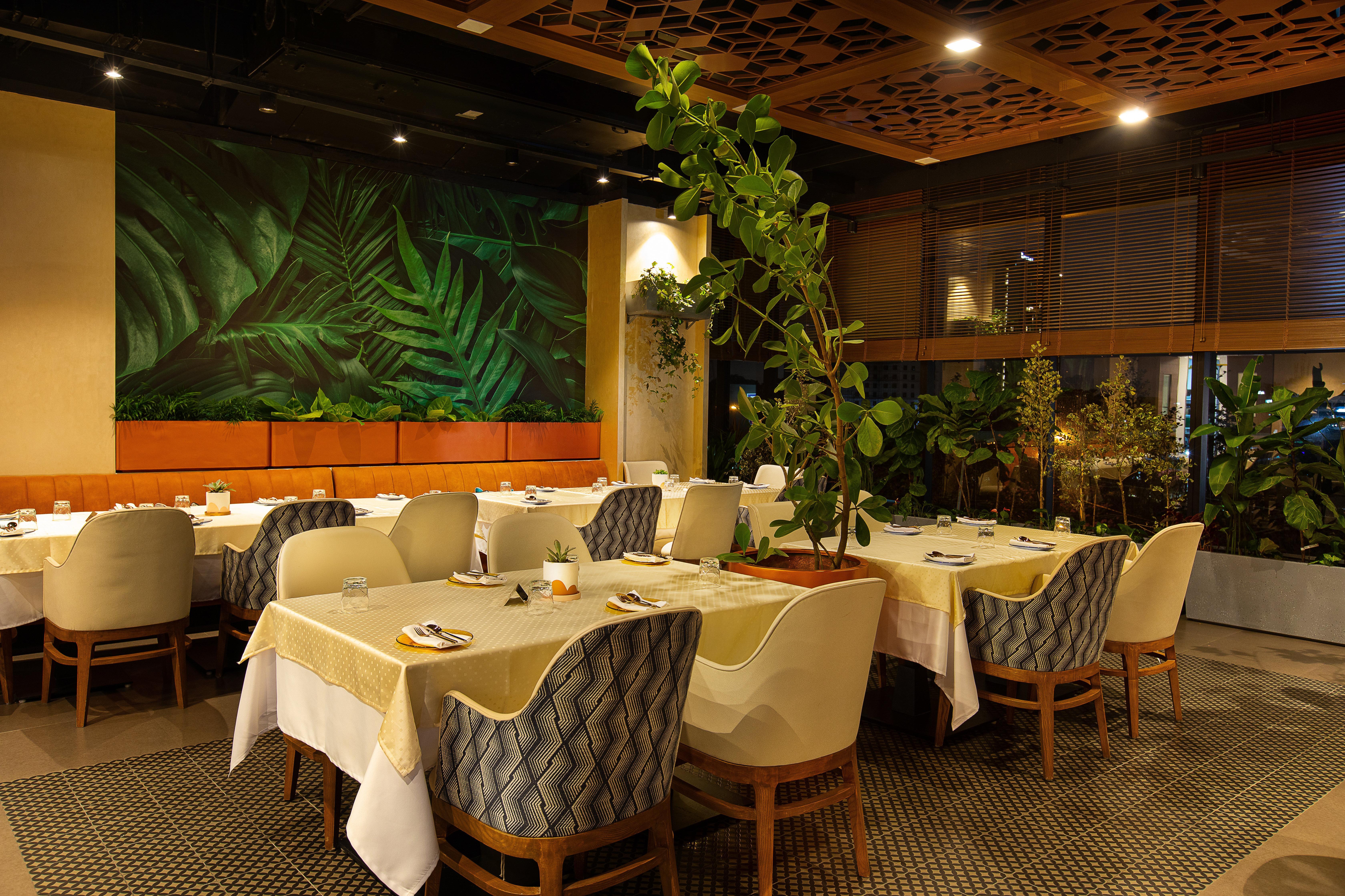 홀리데이 인 벵갈루루 레이스코스 호텔 외부 사진 Interior of the restaurant
