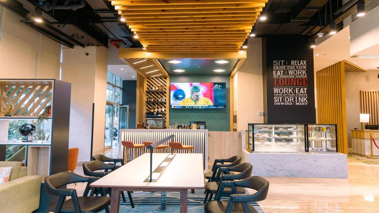 홀리데이 인 벵갈루루 레이스코스 호텔 외부 사진 The lounge at the airport
