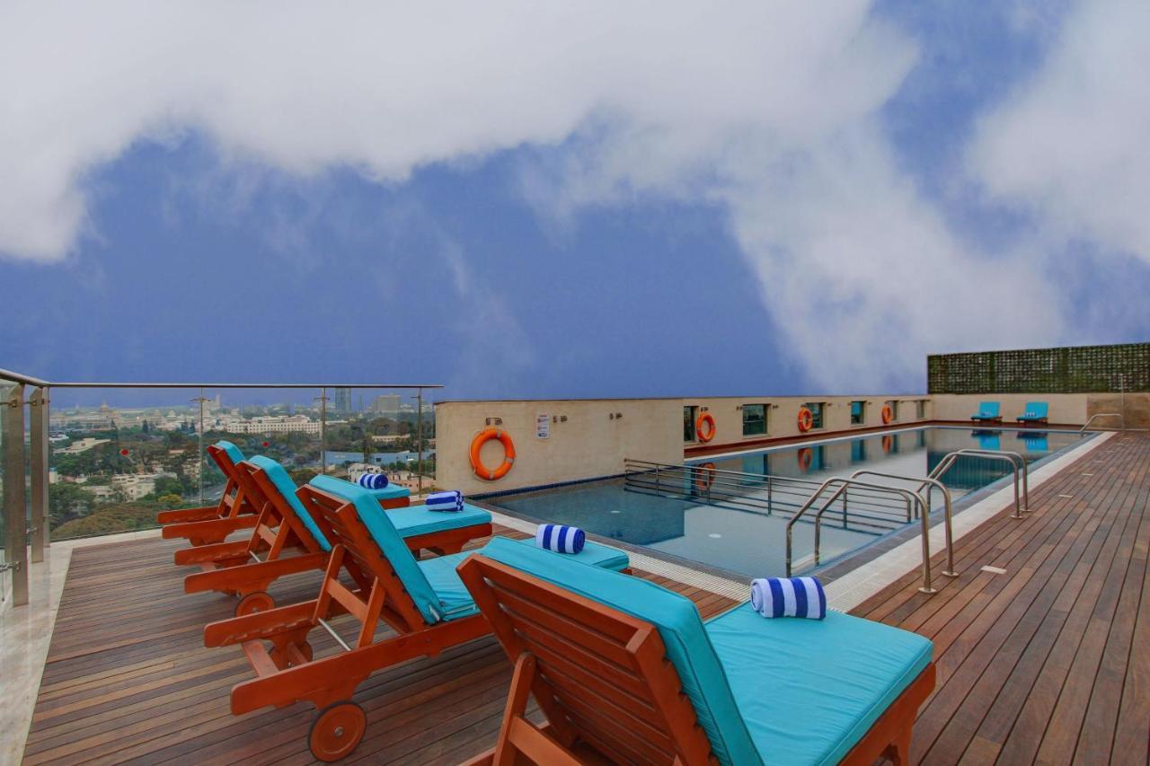 홀리데이 인 벵갈루루 레이스코스 호텔 외부 사진 Rooftop pool