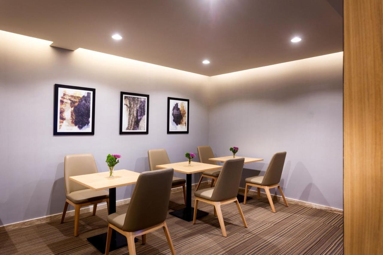 홀리데이 인 벵갈루루 레이스코스 호텔 외부 사진 The interior of the lounge