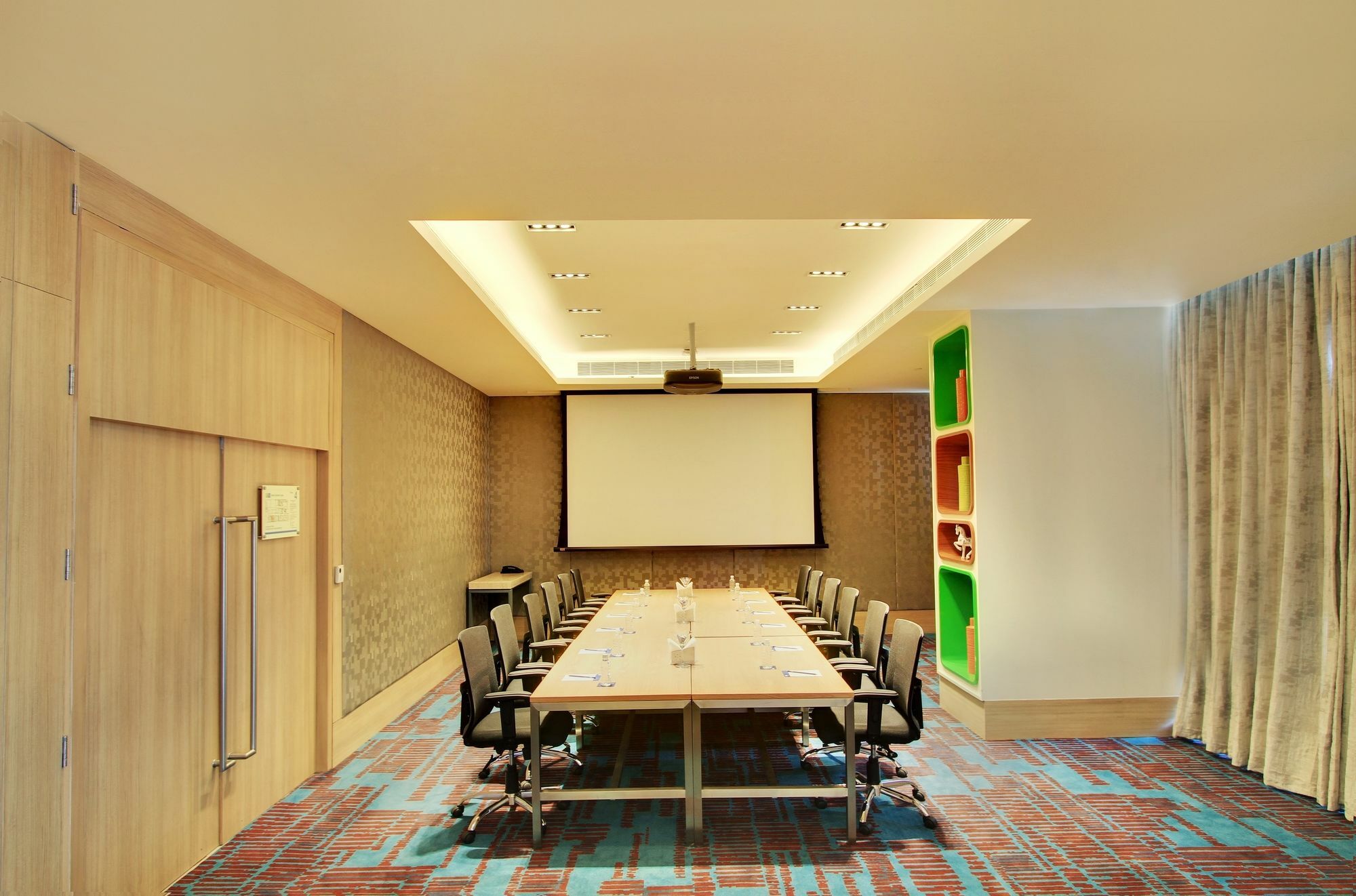 홀리데이 인 벵갈루루 레이스코스 호텔 외부 사진 Meeting room at the hotel